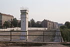 Blick von der Görlitzer Bahn auf die Mauer entlang des Wiesenufers