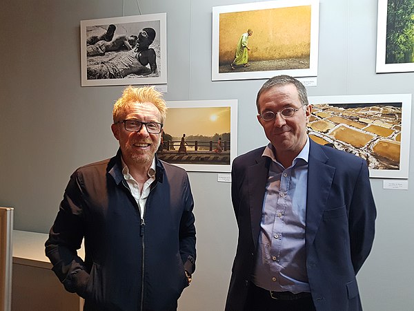 Jérôme Pitorin devant son expo photo Sourire au monde, avec Nicolas Samsoen, maire de Massy, au 34e Festival des Globe-trotters