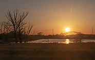 Spoorbrug bij zonsondergang