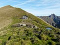 Almhütte Auf der Egge mit Schmalhorn und Höfats (rechts).