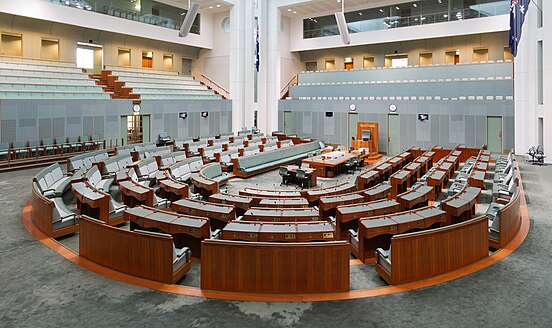 Vista da Câmara dos Representantes do Parlamento da Austrália em Camberra. A Câmara dos Representantes é a câmara baixa do Parlamento bicameral da Austrália, sendo a câmara alta o Senado. O mandato dos membros da Câmara dos Representantes é de no máximo três anos a partir da data da primeira sessão da Câmara, mas em apenas uma ocasião desde a Federação o mandato máximo foi atingido. A Câmara é quase sempre dissolvida antes, geralmente sozinha, mas às vezes em uma dissolução dupla com o Senado. As eleições para membros da Câmara dos Representantes são geralmente realizadas em conjunto com as eleições para o Senado. (definição 4 202 × 2 500)