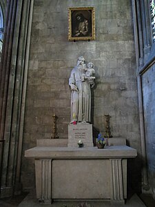 Photo de l'autel surmonté d'une statue de saint Antoine