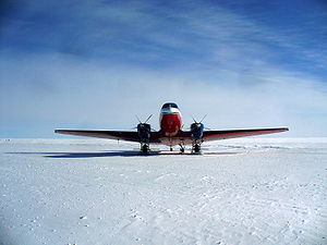 En Basler BT-67 på Amundsen-Scott South Pole Station 2009.