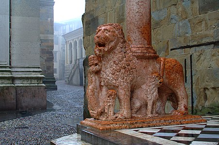 Un des Lions roses soutenant une colonne du Portail Nord