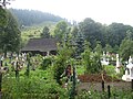 Biserica de lemn văzută dinspre intrarea în cimitir