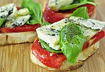 Roti lapis keju yang menggunakan blue cheese dan tomat