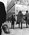1965: Passanten am Berliner Haus des Lehrers