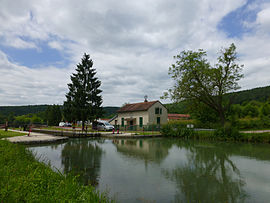 The Saint-Rémy lock on the Bourgogne Canal