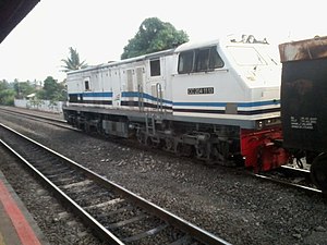 CC 204 11 13 dengan posisi ujung panjang (long hood) menggandeng KA Pulp PT Tanjung Enim Lestari Pulp and Paper sedang melintas di Stasiun Labuhan Ratu.