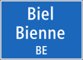 Ortstafeln an vortrittsberechtigten Hauptstrassen sind in weisser Schrift auf blauem Hintergrund (Schweiz)