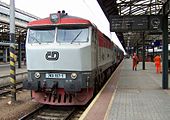 8. KW Eine Diesellokomotive der ČD Baureihe 749 Bardotka mit Personenzug im Prag Hauptbahnhof.