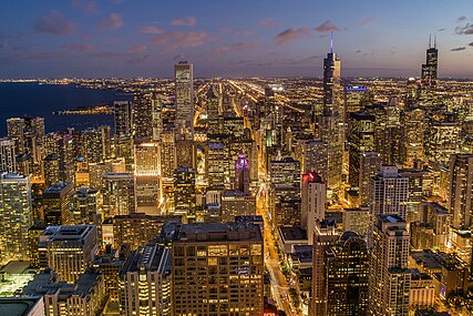 Výhled z úrovně observatoře: vlevo Aon Center, uprostřed Trump International Hotel and Tower a vpravo Willis Tower