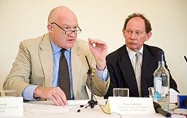 Итан Гутман (слева) с Эдвардом Макмилланом-Скоттом на пресс-конференции Ассоциации иностранной прессы (28 апреля 2009)