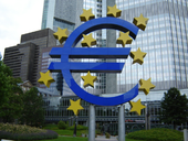 Euro-Symbol vor der Europäischen Zentralbank