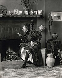 Autoportrait de la photographe américaine Frances Benjamin Johnston en « Nouvelle Femme », 1896. (définition réelle 3 680 × 4 637)