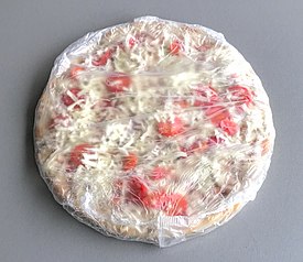 Evde pişirilmek üzere sarılmış, seri üretim dondurulmuş pizza