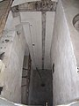 Hueco del ascensor de carga, falta la plataforma.