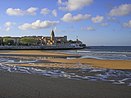 Playa de San Lorenzo con la Iglesia de San Pedro al fondo