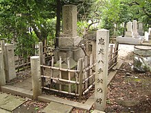 Film Hachi Story....Histoire vraie 220px-Grave_of_Hidesaburo_Ueno_and_monument_of_Hachiko,_in_the_Aoyama_Cemetery