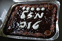 Torta con la inscripción מזל טוב (Mazal Tov) en letras cursivas, expresando tanto "buena suerte" como "felicidades".