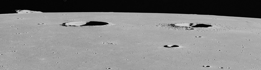 Vista rasant d'Helicon (esquerra) i Le Verrier. Fotografia de la missió Apollo 15