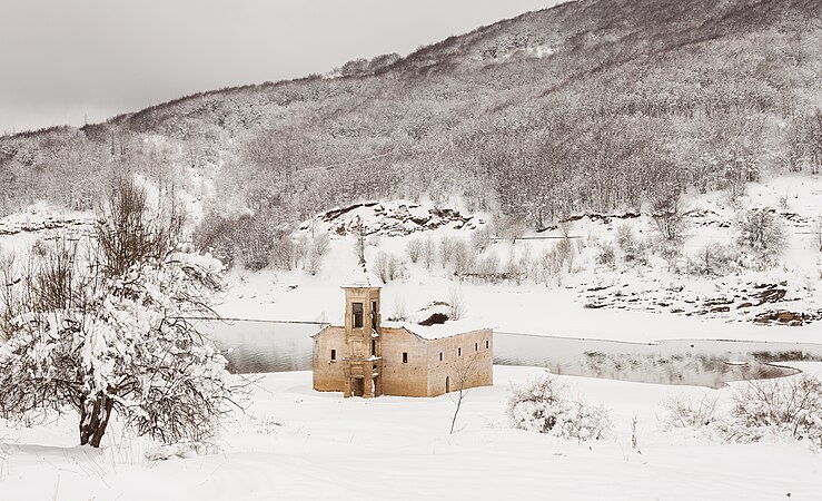 图为马其顿的圣尼古拉斯教堂，建于1850年，1953年淹没在马夫罗沃湖中，但由于干旱，该教堂在21世纪重新露出水面。