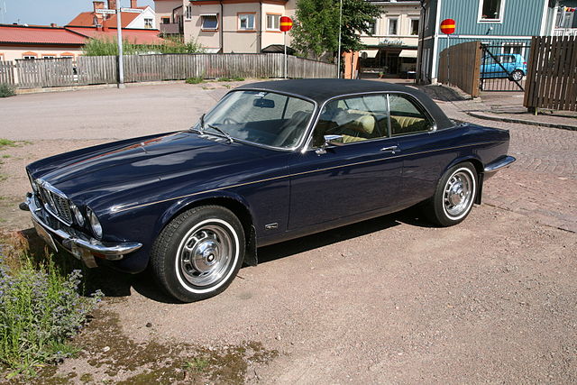 FileJaguar XJ 42C 1975 front leftjpg