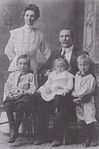 Josiah Bond (1858-1938), his wife Minnie, and their children.