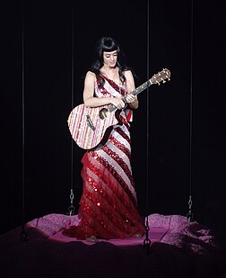 La chanteuse pop américaine Katy Perry à Nottingham, en 2011. (définition réelle 2 013 × 2 472)