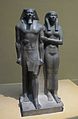 Menkaura (Mikerin) in kraljica, Staro kraljestvo, 4. dinastija, 2490–2472 pr. n. št.. Formalna poza kaže par, kraljičina roka leži okoli njenega moža.
