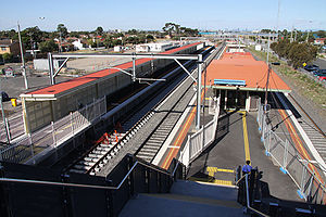 Laverton station island platform 2010.jpg