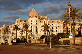 Vue au lever du Soleil depuis la promenade des Anglais.