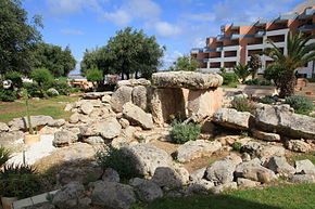 Malta - St. Paul's Bay - Dawret il-Gzejjer - Dolmen Hotel - Bugibba Temple 03 ies.jpg