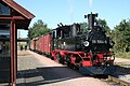 99 1564 der Sächsi­schen Dampf­ei­sen­bahn­ge­sell­schaft im Bahn­hof Frie­de­wald Bad der Löß­nitz­grund­bahn