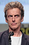 "The Time of the Doctor", Matt Smith'in (solda) başrolde oynadığı son bölüm, Peter Capaldi'nin (right) yeni Doktor rolüyle "The Day of the Doctor" bölümünde cameo olarak görünüşünden sonra ikinci bölümdür.
