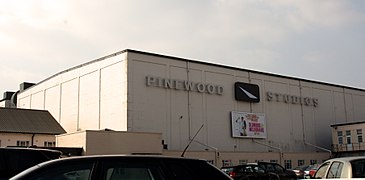 Alle weiteren Kulissen und Aufnahmen entstanden in den Pinewood Studios in London.