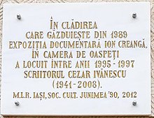 Placuță comemorativă amplasată pe clădirea în care a locuit o perioadă poetul Cezar Ivănescu, pe clădirea care găzduiește din 1989 expoziția documentară Ion Creangă, camera de oaspeți, Iași