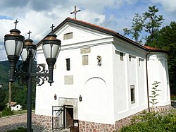 Църквата в двора на манастира