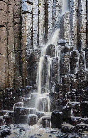 آبشار و سنگ‌های بازالت