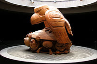 Raven and The First Men (Raaf en de eerste mensen), UBC Museum of Anthropology. Het toont een deel van een Haida scheppingsmythe. De Raaf is de bedrieger-figuur bij veel mythologieën.