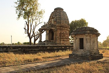 શિવ મંદિર (ક્રમાંક ૧) અને પક્ષી મંદિર (ક્રમાંક ૨)