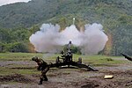 Королевская армия Таиланда стреляет из гаубицы LG1 с боеприпасами увеличенной дальности.