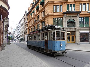 Smålandsgatan västerut med Birger Jarls basar till höger.