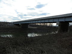 Pont autoroutier passant sur la rivière de la Saline.