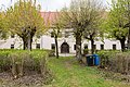 Schloss Schwarzenberg, Außenbereich, Garten, Allee im ehemaligen Wirtschaftshof