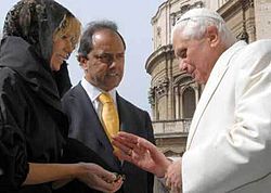 De izq. a der.: Karina Rabollini (su esposa), Daniel Scioli y Benedicto XVI, en el Vaticano (2007)  Fuente: www.aica.org 