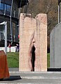 Vulva-Skulptur Pi Chacán vor dem UK Tübingen