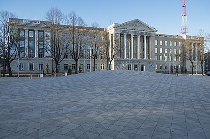 В начале улицы расположено здание Таллинской высшей технической школы (рег. адрес: Пярнуское шоссе 62)