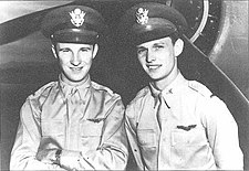 Kenneth M. Taylor a George Welch (vpravo)