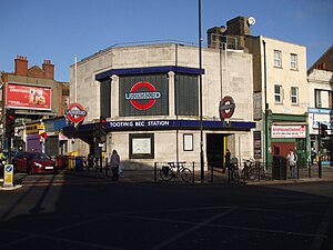English: Tooting Bec tube station western entrance